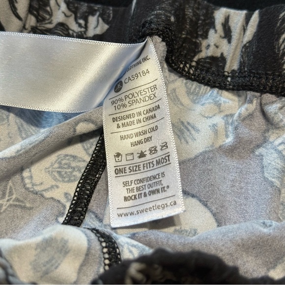 SweetLegs’s Skull Crop Leggings, One Size - Picture 4 of 4